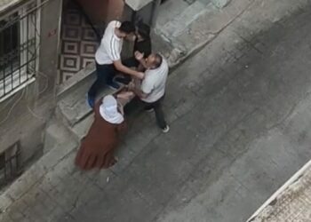 Beyoğlu’nda eniştesinin dükkanında fön çektirdi; para vermek istemeyince taş ve sopalarla evini bastılar