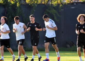 Altay, 17 eksikle çalışıyor