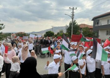 Kur’an kursu öğrencilerinden Gazze'ye destek yürüyüşü