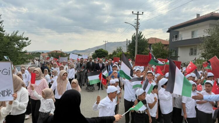 Kur’an kursu öğrencilerinden Gazze'ye destek yürüyüşü