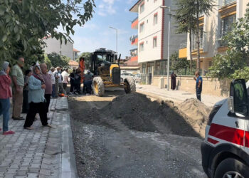 İş makinesinin altında kalan işçi öldü