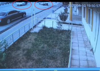 El freni çekilmeyen otomobili belediye çalışanları durdurdu