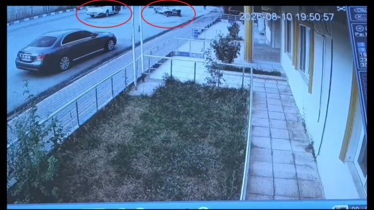 El freni çekilmeyen otomobili belediye çalışanları durdurdu