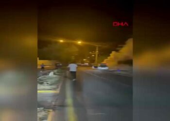 Seyir halindeki otomobil alev alev yandı