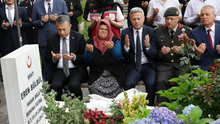 Şehit Eren Bülbül, kabri başında anıldı