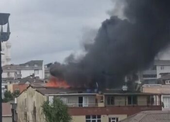 Arnavutköy'de 3 katlı binanın çatısında yangın -1
