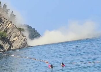Denizde yüzerken 200 metre mesafede heyelan meydana geldi; o anlar kamerada