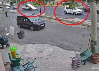 Sürücüsünün ani fren yaptığı kamyonetteki demirler yola saçıldı; o anlar kamerada