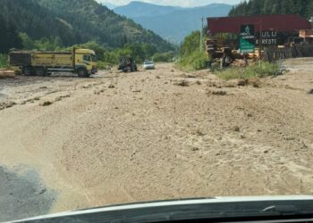 Artvin’de sağanak nedeniyle ulaşım aksadı