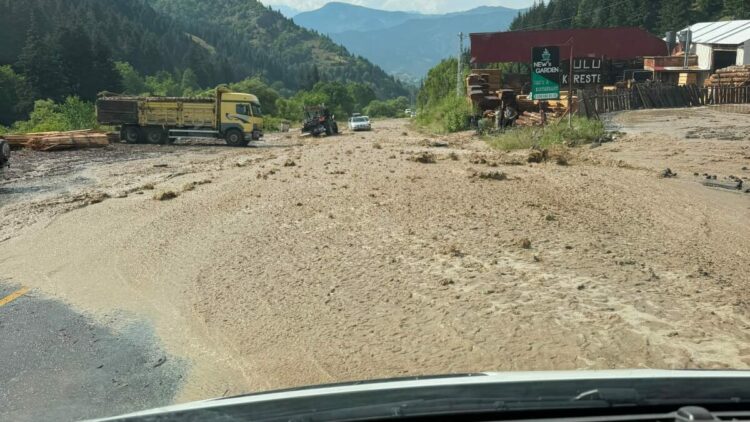 Artvin’de sağanak nedeniyle ulaşım aksadı