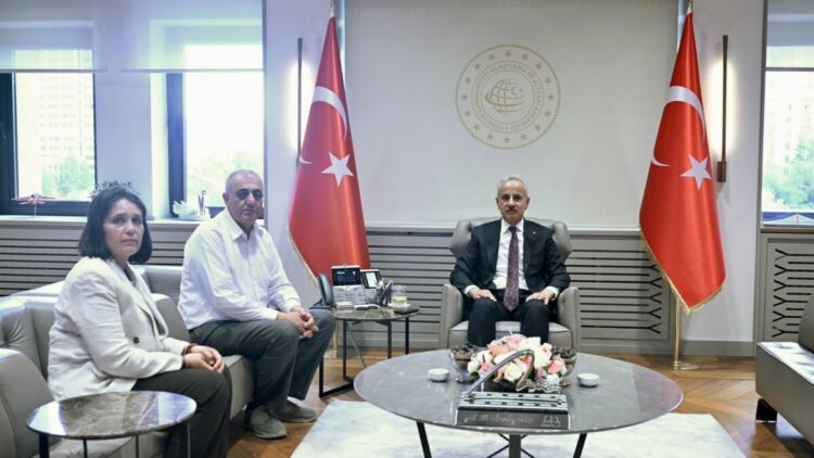 Bakan Uraloğlu, okul saldırısında ölen Adnan'ın ailesini kabul etti