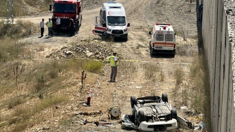 Otomobil, 15 metreden uçtu; sürücü öldü, eşi ve 2 çocuğu yaralandı