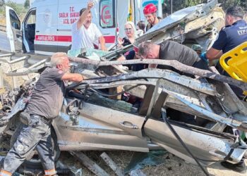Bariyerlere çarpan otomobil, hurdaya döndü; sürücü ile eşi yaralandı