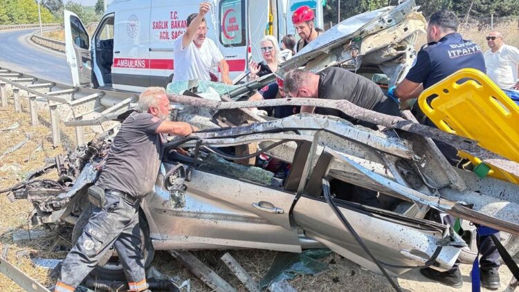 Bariyerlere çarpan otomobil, hurdaya döndü; sürücü ile eşi yaralandı