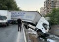 Esenler’de kumaş yüklü TIR, dere yatağına düştü: 1 yaralı