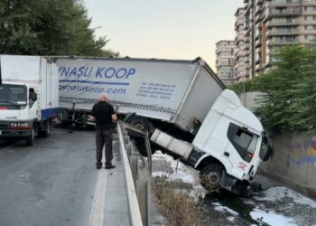 Esenler’de kumaş yüklü TIR, dere yatağına düştü: 1 yaralı