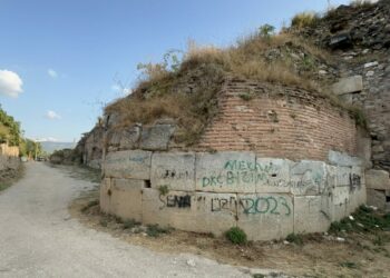 UNESCO geçici listesindeki İznik’te tarihi surlara sprey boyayla zarar verdiler