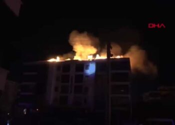 Aksaray'da apartmanın çatısı yandı