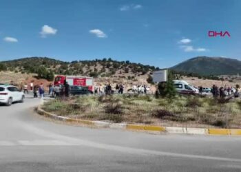 Otomobiller kafa kafaya çarpıştı: 1 ölü, 7 yaralı