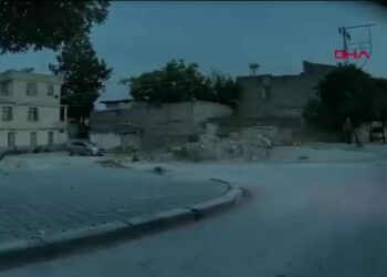 Motosikletin çarptığı kadın, ayağa kalkıp koşarak uzaklaştı