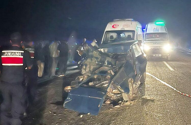 Traktörün römorkuna çarpan otomobildeki çift öldü