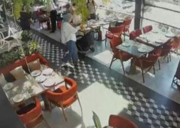 Zeytinburnu'nda restorana silahlı saldırı kamerada: 2 yaralı