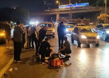 Bağcılar'da kontrolden çıkan motosiklet devrildi: 2 yaralı