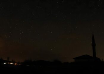 Göl kenarındaki etkinlikle Perseid meteor yağmurunu izlediler