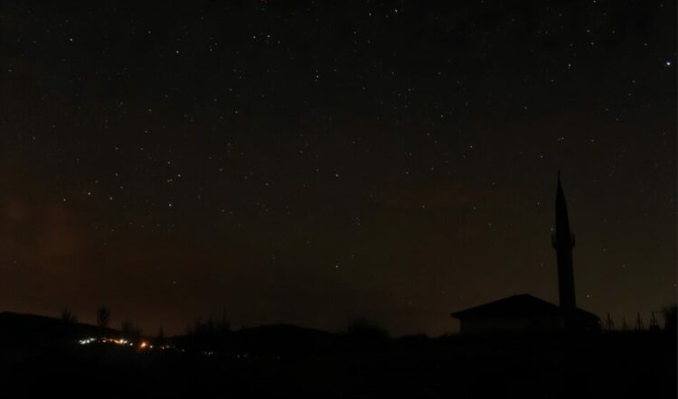 Göl kenarındaki etkinlikle Perseid meteor yağmurunu izlediler