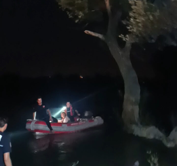 Irmaktaki adacıkta mahsur kaldı, kendisini kurtaran ekiplerden özür diledi