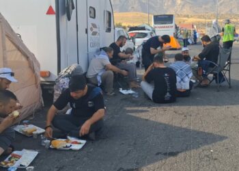 Irak sınırındaki Filistin Konvoyu’na günlük 3 öğün yemek desteği