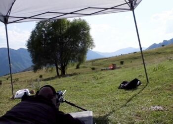 110 metreden yaptığı atışla 2 şişe arasına sıkıştırılan kağıt parçasını vurdu