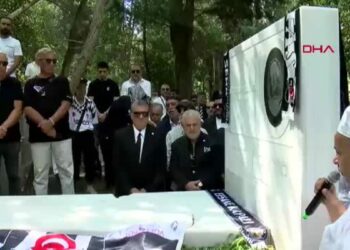 Beşiktaş Onursal Başkanı Süleyman Seba, mezarı başında anıldı