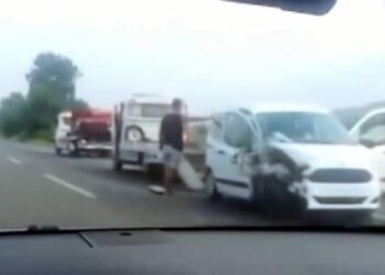 Hafif ticari araç ile otomobil çarpıştı; 1 çocuk öldü, 4 yaralı