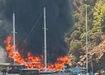 Fethiye’de koydaki tekne yandı, 115 yolcu suya atladı