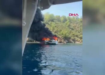 Fethiye’de koydaki tekne yandı, 115 yolcu suya atladı