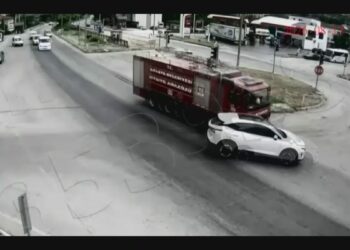 Yangına giden itfaiye aracı ile otomobilin çarpıştığı kaza kamerada: 1 yaralı
