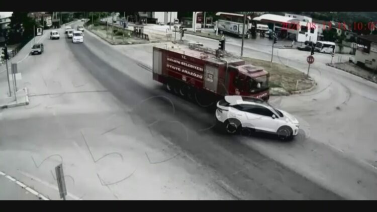 Yangına giden itfaiye aracı ile otomobilin çarpıştığı kaza kamerada: 1 yaralı