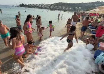 Bodrum’da sahile dökülen 2 ton buzla serinlediler