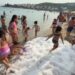 Bodrum’da sahile dökülen 2 ton buzla serinlediler