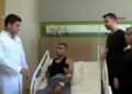 Omzundaki kıkırdak ve kemik dokusu hasarı, dizinden alınan doku ile onarıldı