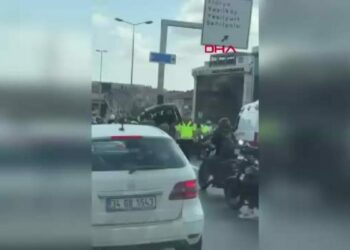 Küçükçekmece D-100 Karayolu'nda hafif ticari araç bariyere çarptı; yaralılar var -1