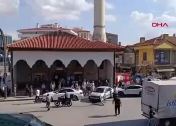 Çorum'da park halindeki iki otomobile çarpan otomobilin sürücü alkollü çıktı; kaza anı kamerada