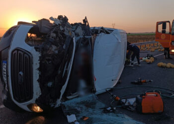 Minibüs, kavun yüklü traktöre arkadan çarptı: 2 ölü, 6 yaralı