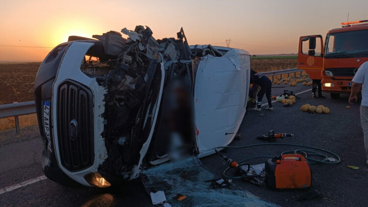 Minibüs, kavun yüklü traktöre arkadan çarptı: 2 ölü, 6 yaralı