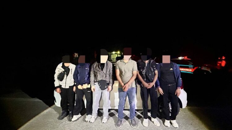 Edirne’de durdurulan araçta 5 kaçak göçmen yakalandı
