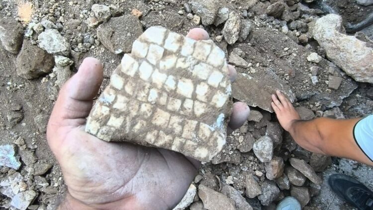 Hatay'da altyapı kazısında mozaik bulundu