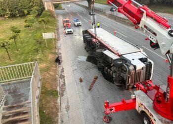 TIR devrildi, trafikte aksamalar yaşandı