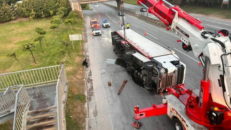 TIR devrildi, trafikte aksamalar yaşandı