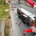 TIR devrildi, trafikte aksamalar yaşandı